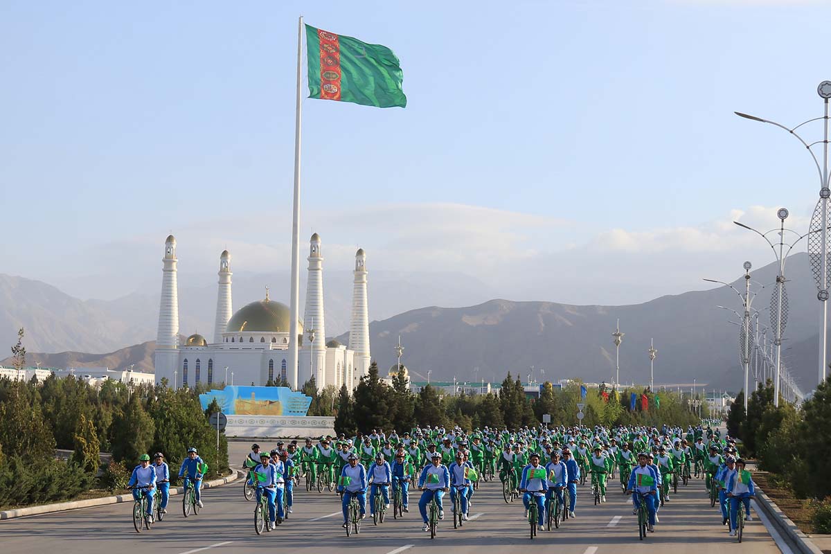 President Serdar Berdimuhamedov took part in the mass bicycle race